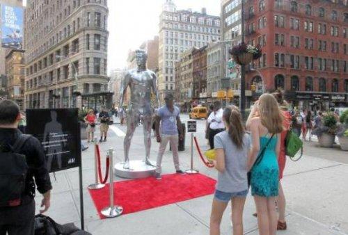 David Beckham'ın heykeli olay oldu