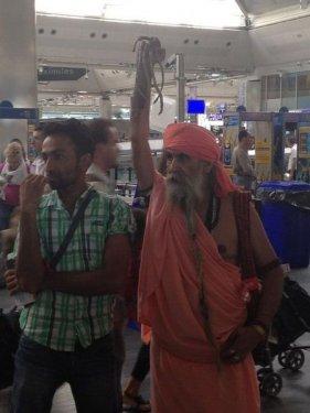 11 yıldır kolu havada tırnaklarını da kesmiyor