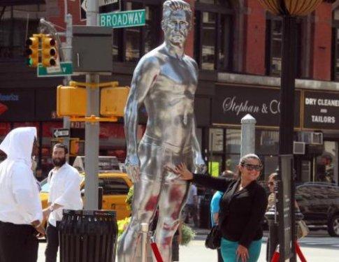 David Beckham'ın heykeli olay oldu