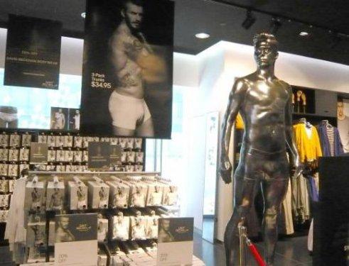 David Beckham'ın heykeli olay oldu