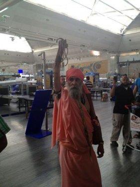 11 yıldır kolu havada tırnaklarını da kesmiyor