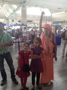 11 yıldır kolu havada tırnaklarını da kesmiyor