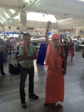 11 yıldır kolu havada tırnaklarını da kesmiyor