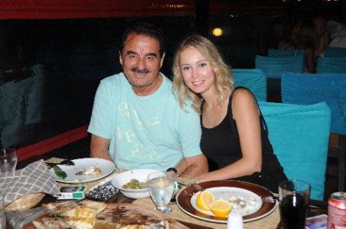 Ebru Gündeş ve İbo eşleriyle yemekte