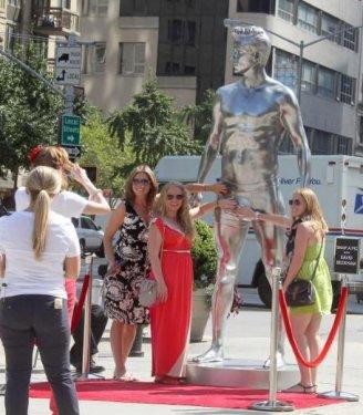 David Beckham'ın heykeli olay oldu