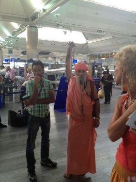 11 yıldır kolu havada tırnaklarını da kesmiyor