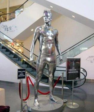 David Beckham'ın heykeli olay oldu