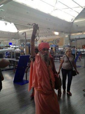 11 yıldır kolu havada tırnaklarını da kesmiyor