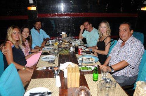 Ebru Gündeş ve İbo eşleriyle yemekte