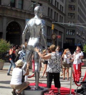 David Beckham'ın heykeli olay oldu