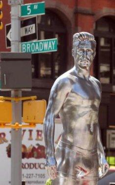 David Beckham'ın heykeli olay oldu