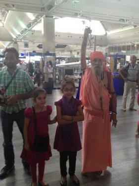 11 yıldır kolu havada tırnaklarını da kesmiyor