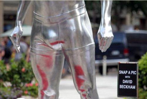 David Beckham'ın heykeli olay oldu