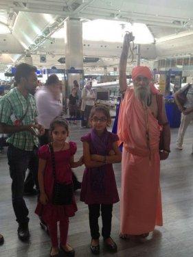 11 yıldır kolu havada tırnaklarını da kesmiyor