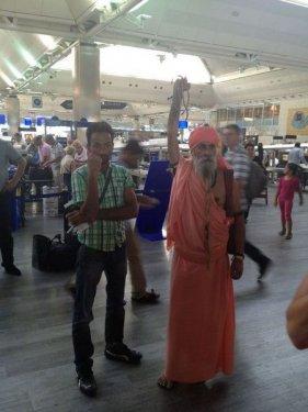 11 yıldır kolu havada tırnaklarını da kesmiyor