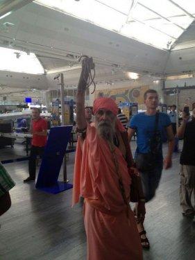 11 yıldır kolu havada tırnaklarını da kesmiyor