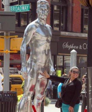 David Beckham'ın heykeli olay oldu