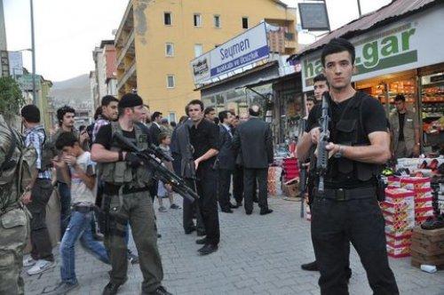 Hakkari'de Bakan Şahin'e taşlı saldırı