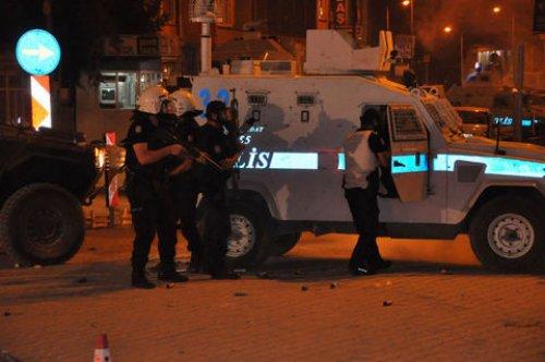 Hakkari'de Bakan Şahin'e taşlı saldırı