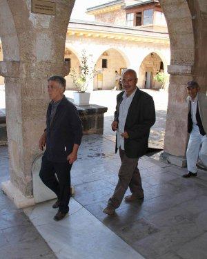 Yüzlerce kişi bu mezarın üzerinden geçiyor