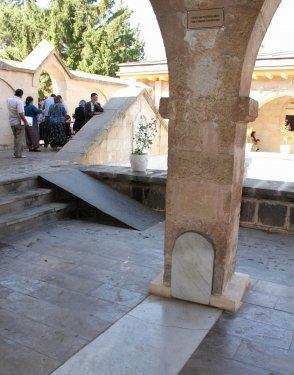 Yüzlerce kişi bu mezarın üzerinden geçiyor