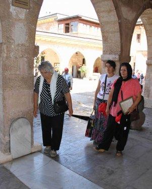 Yüzlerce kişi bu mezarın üzerinden geçiyor