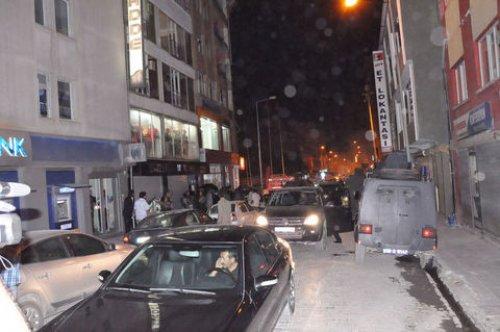 Hakkari'de Bakan Şahin'e taşlı saldırı