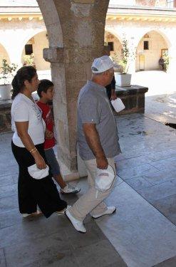 Yüzlerce kişi bu mezarın üzerinden geçiyor