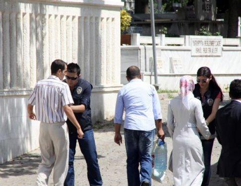 Erdoğan torunuyla mezarlık ziyaretinde