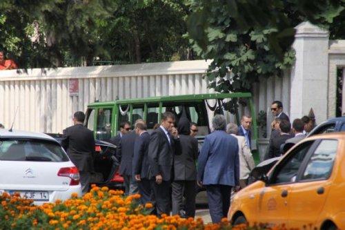 Erdoğan torunuyla mezarlık ziyaretinde