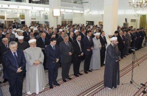 Esad Şam'da bayram namazı kıldı