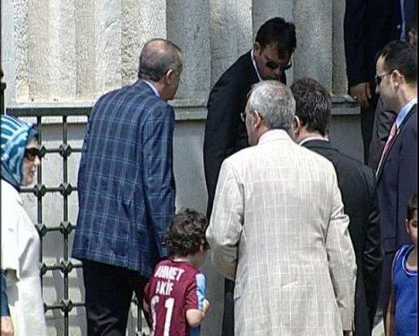 Erdoğan torunuyla mezarlık ziyaretinde