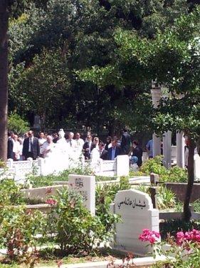 Erdoğan torunuyla mezarlık ziyaretinde