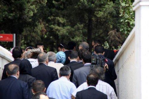 Erdoğan torunuyla mezarlık ziyaretinde