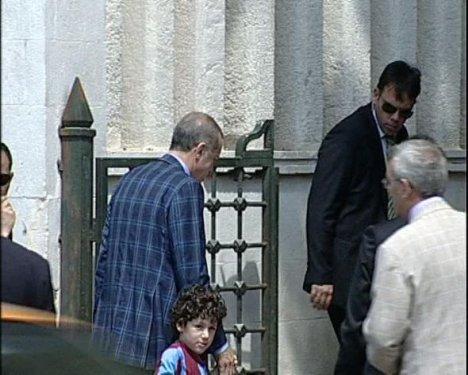 Erdoğan torunuyla mezarlık ziyaretinde
