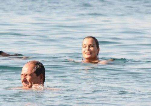 Sibel Turnagöl ve eşinin deniz keyfi 