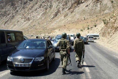 Mayınlı saldırı sonrası Hakkari-Van karayolu