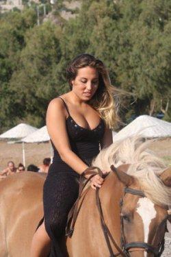  Ahu Tuğba'nın kızı Anjelik Alojton