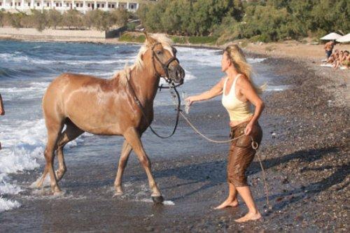 Ahu Tuğba'nın kızı Anjelik Alojton