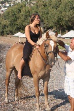  Ahu Tuğba'nın kızı Anjelik Alojton