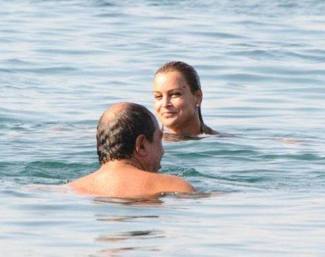 Sibel Turnagöl ve eşinin deniz keyfi 