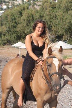  Ahu Tuğba'nın kızı Anjelik Alojton