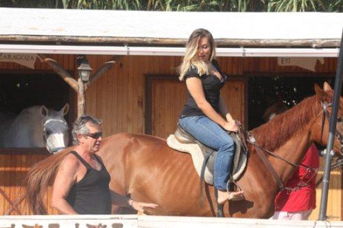  Ahu Tuğba'nın kızı Anjelik Alojton