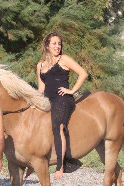  Ahu Tuğba'nın kızı Anjelik Alojton