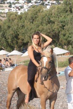  Ahu Tuğba'nın kızı Anjelik Alojton