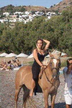  Ahu Tuğba'nın kızı Anjelik Alojton