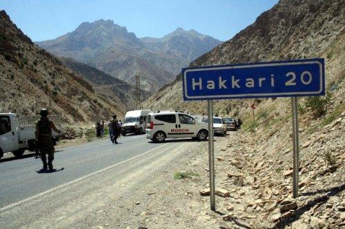 Mayınlı saldırı sonrası Hakkari-Van karayolu