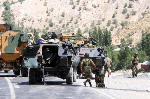 Mayınlı saldırı sonrası Hakkari-Van karayolu