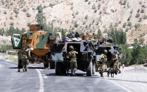 Mayınlı saldırı sonrası Hakkari-Van karayolu