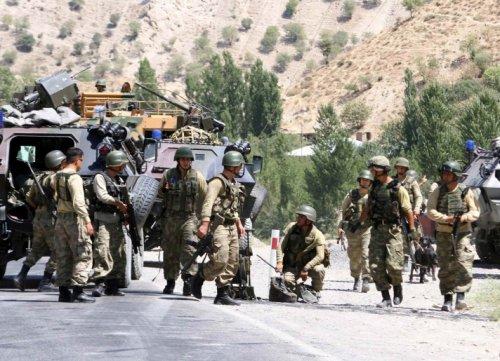 Mayınlı saldırı sonrası Hakkari-Van karayolu